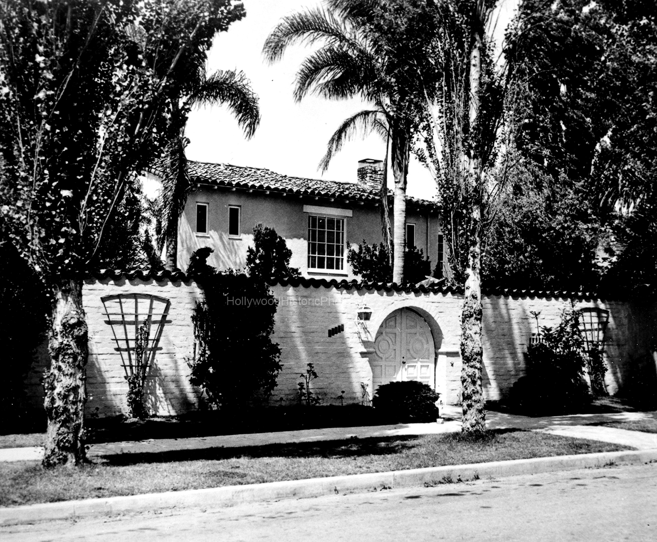 Toluca Lake 1944 Home of Frank Sinatra in Toluca Lake wm.jpg